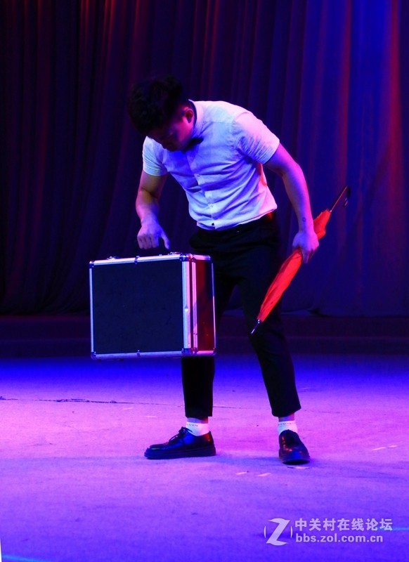 吳桥杂技大世界:幽默表演。能看出什么意思吗？