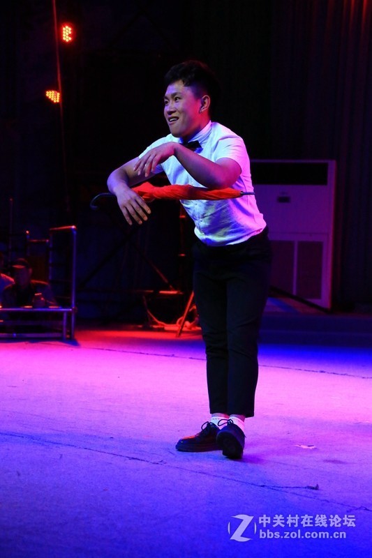 吳桥杂技大世界:幽默表演。能看出什么意思吗？