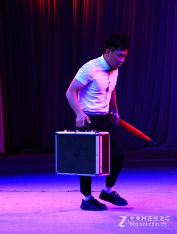 吳桥杂技大世界:幽默表演。能看出什么意思吗？