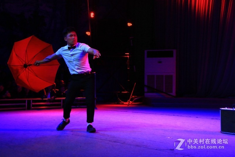 吳桥杂技大世界:幽默表演。能看出什么意思吗？