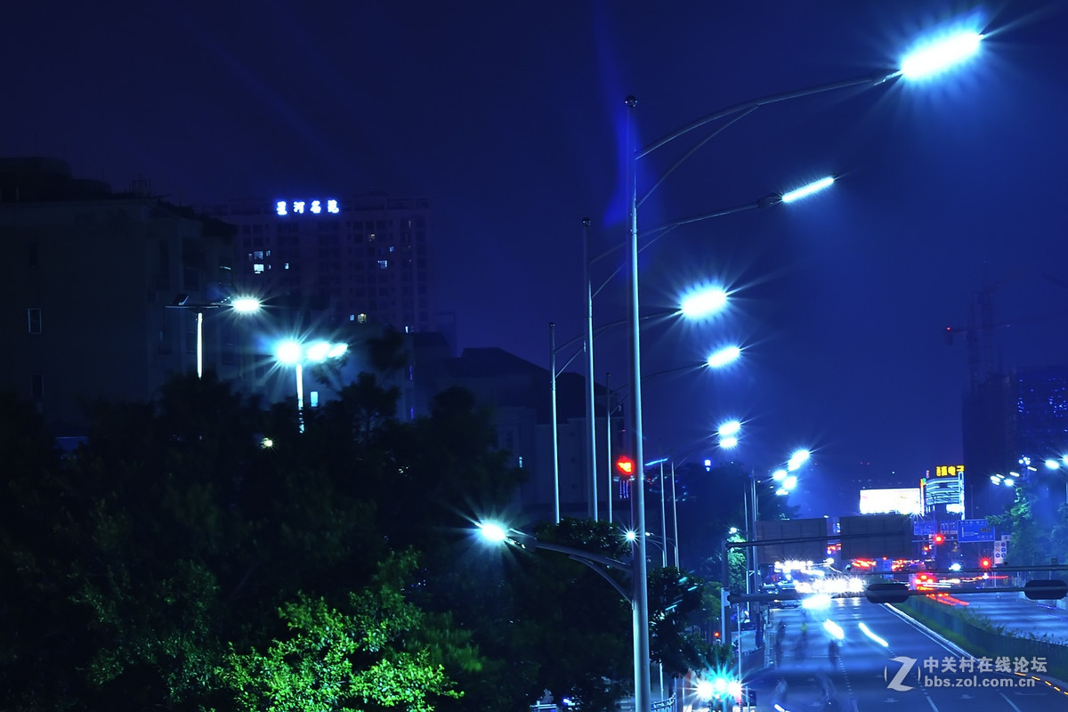 第一次拍夜景，但是拍不好，不知为什么，拍了几张就不拍了