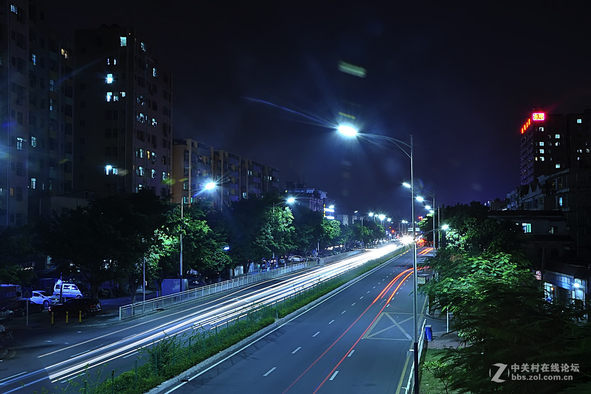第一次拍夜景，但是拍不好，不知为什么，拍了几张就不拍了