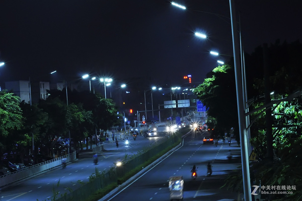 第一次拍夜景，但是拍不好，不知为什么，拍了几张就不拍了