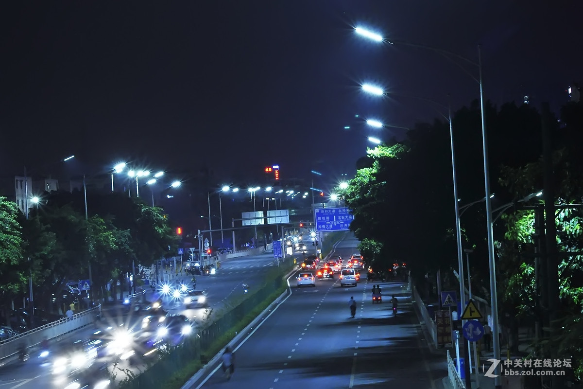 第一次拍夜景，但是拍不好，不知为什么，拍了几张就不拍了