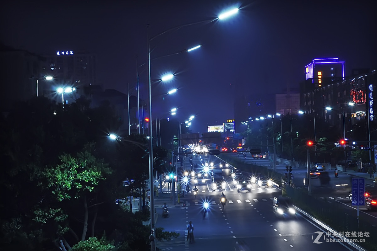 第一次拍夜景，但是拍不好，不知为什么，拍了几张就不拍了