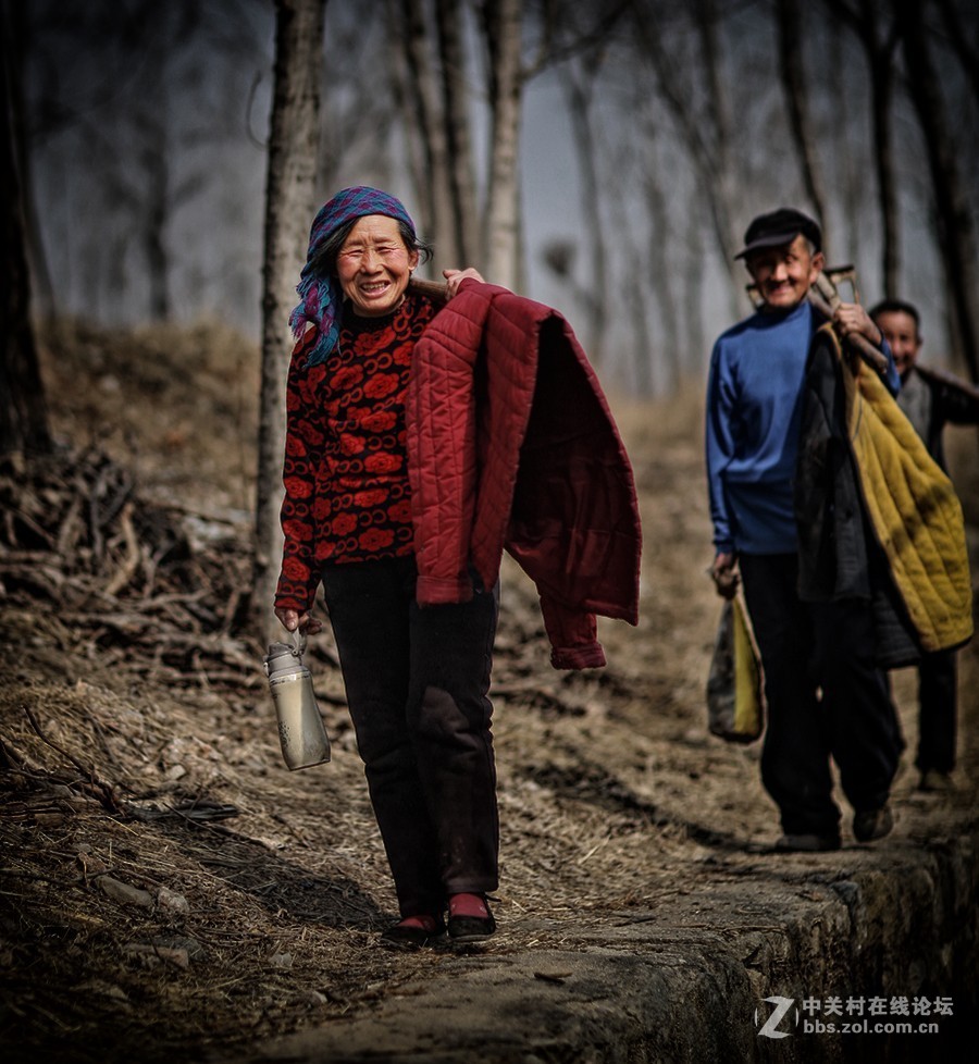 农村人像劳动着快乐着