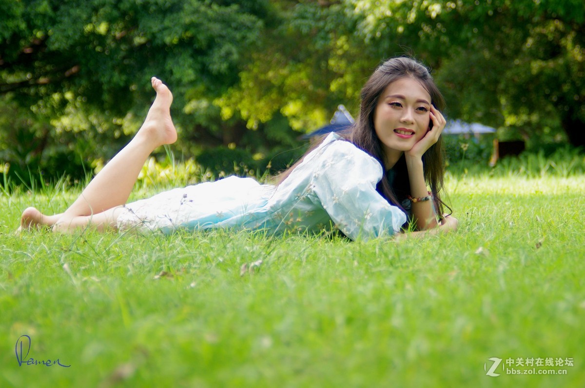 草地趴着的少女