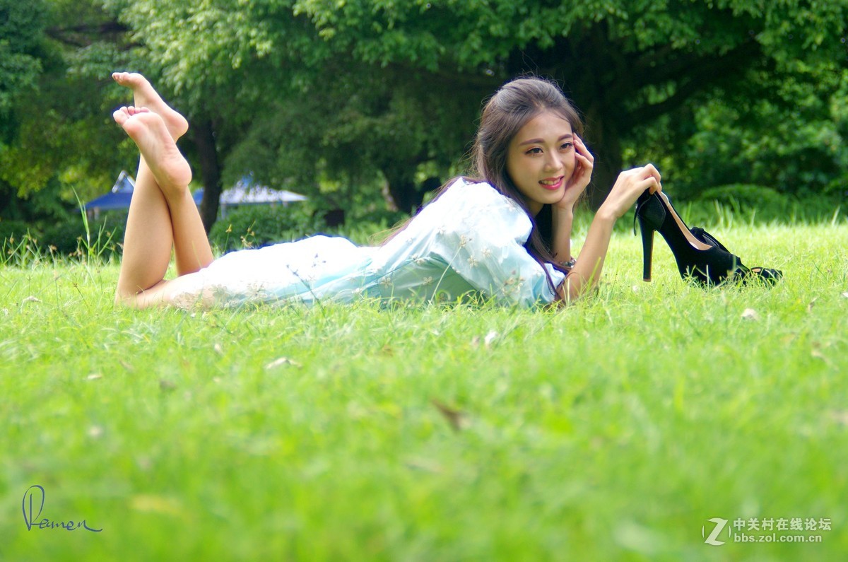 草地趴着的少女