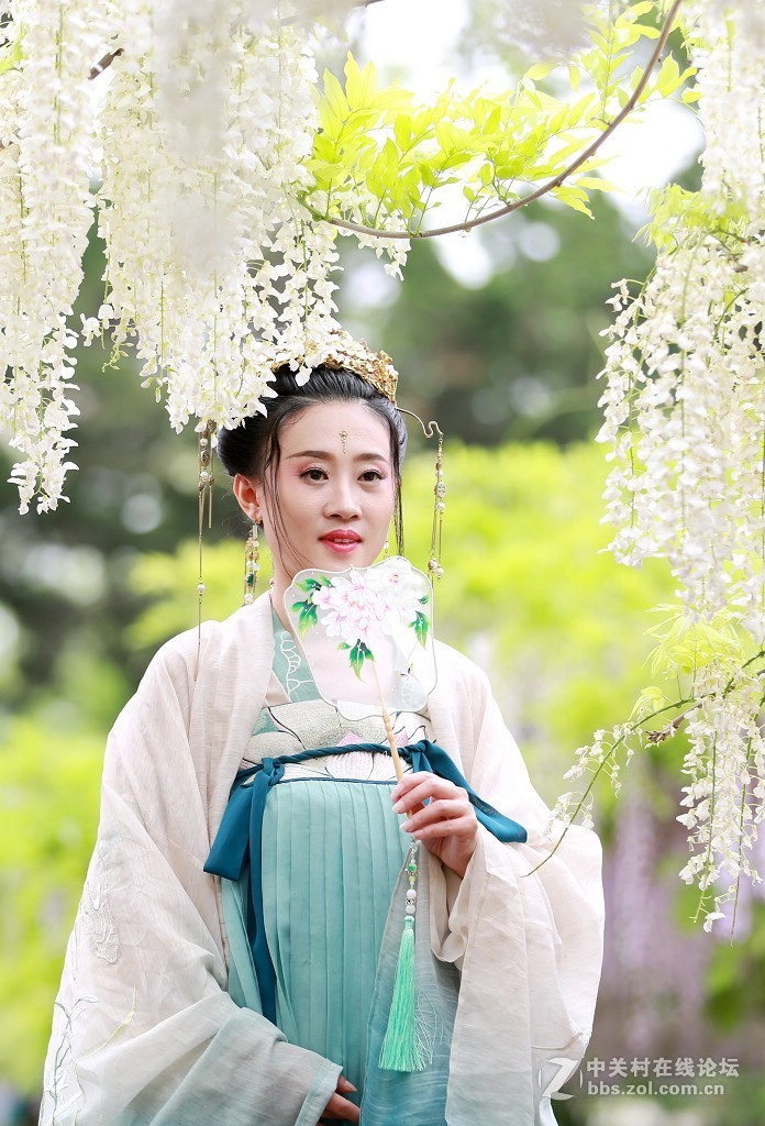 紫藤花下的汉服美女