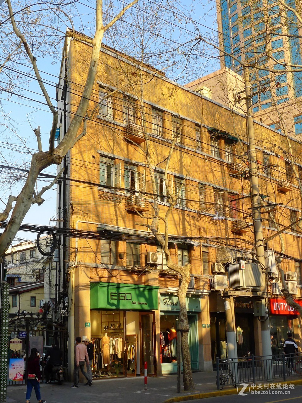 满满当当的春天街景