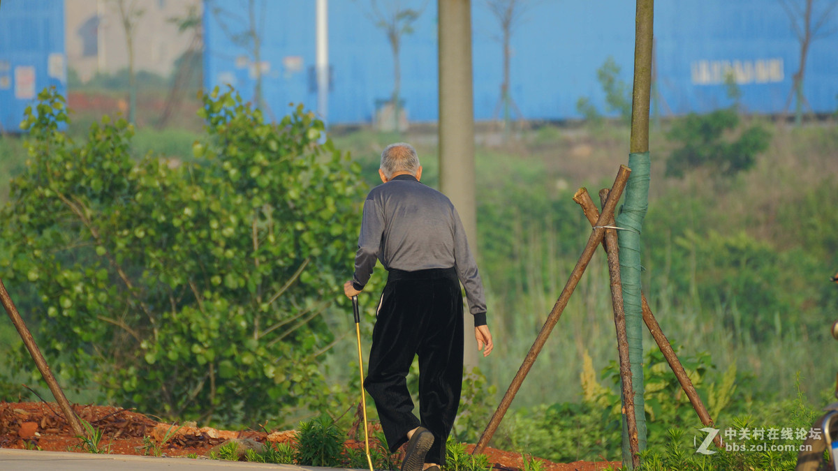 步履蹒跚的老人