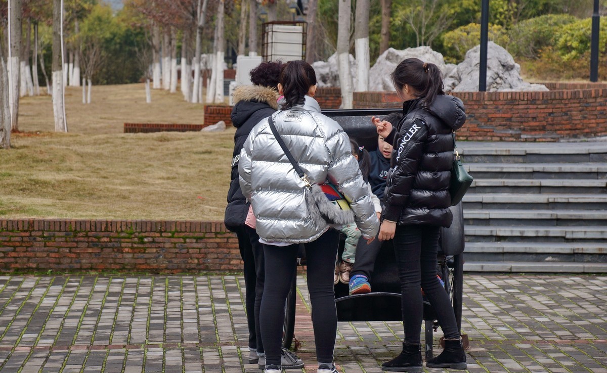 〖 阴 天 没 远 走 老 街 扫一扫 〗