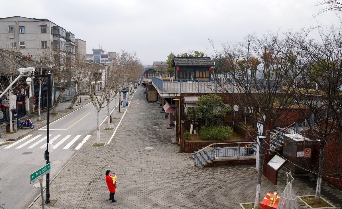 〖 阴 天 没 远 走 老 街 扫一扫 〗