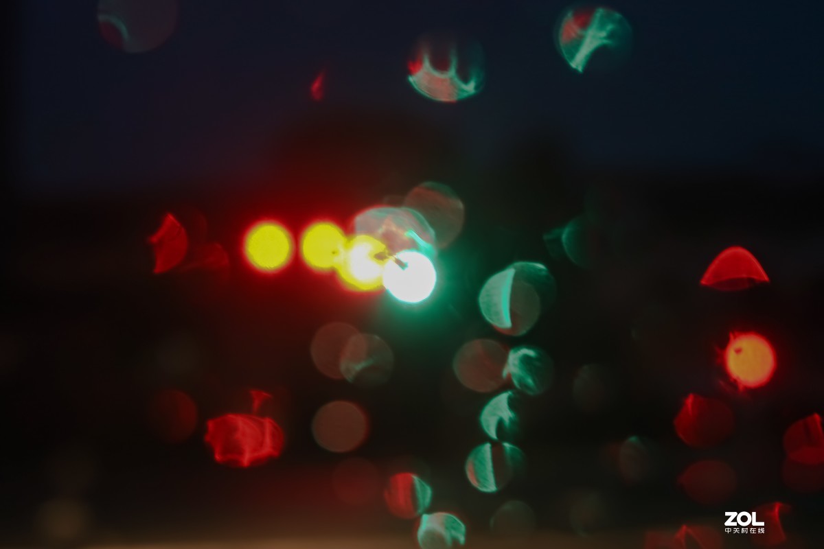 雨夜中的红绿灯