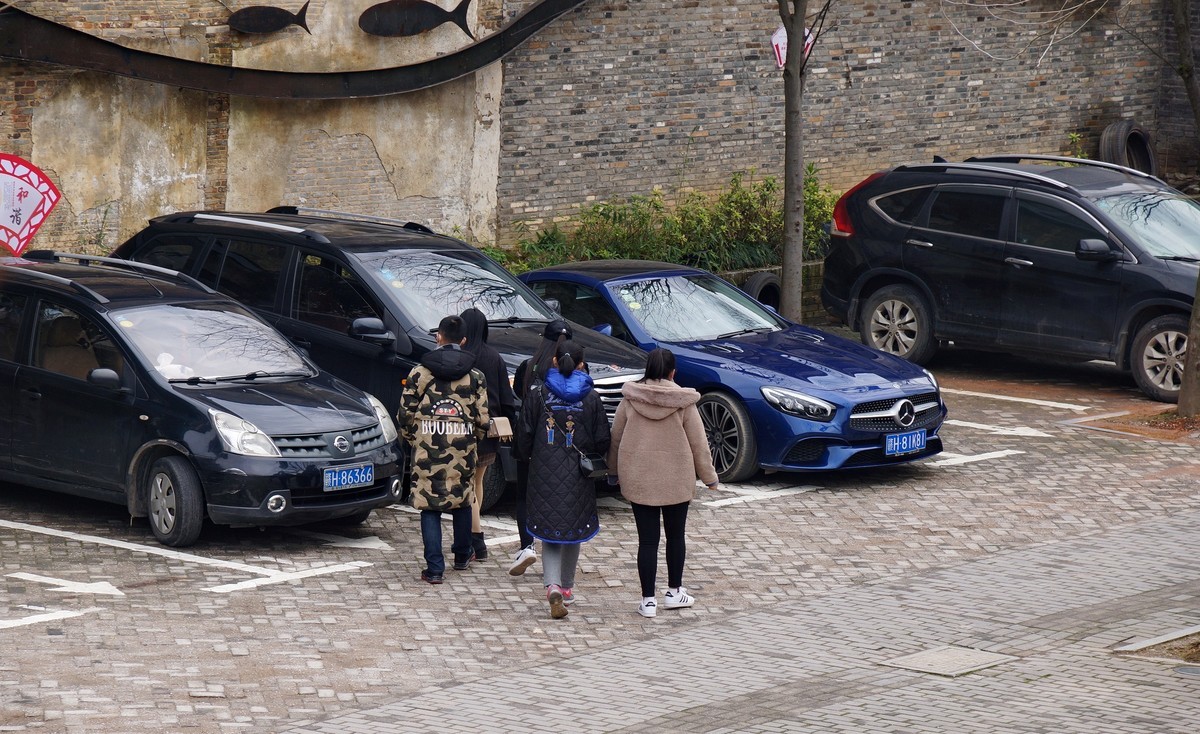 〖 阴 天 没 远 走 老 街 扫一扫 〗