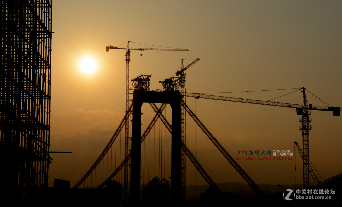夕阳剪景——宜昌庙嘴大桥工地