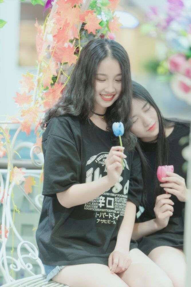两个妹纸闺蜜照