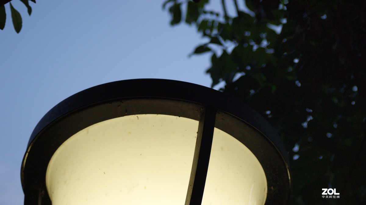 夜色下的《黑色路灯》