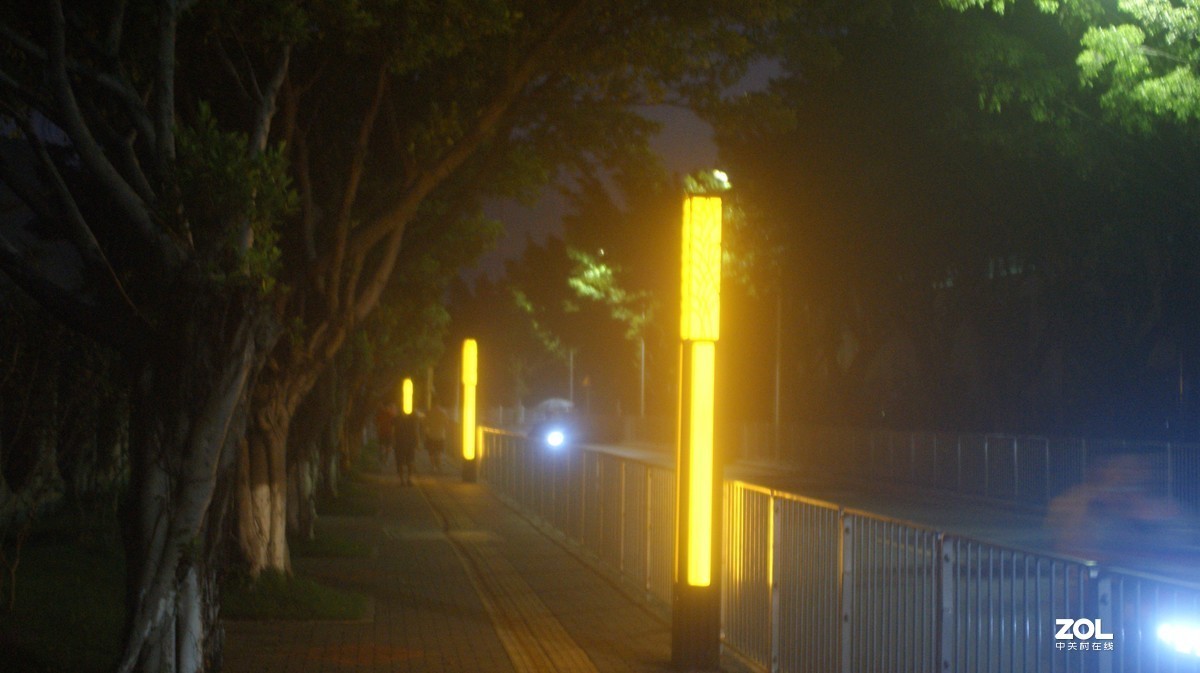 夜色下的《黑色路灯》