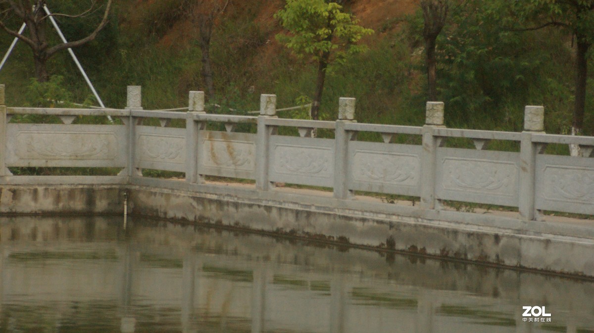 夜色下的《黑色路灯》