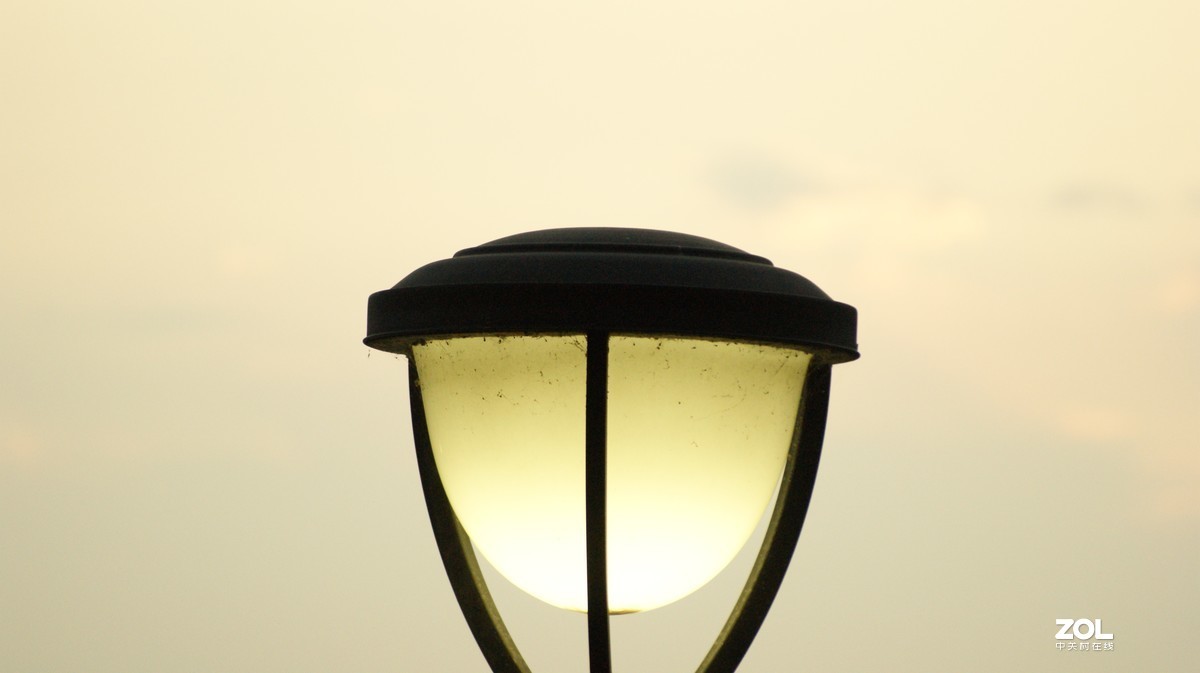 夜色下的《黑色路灯》