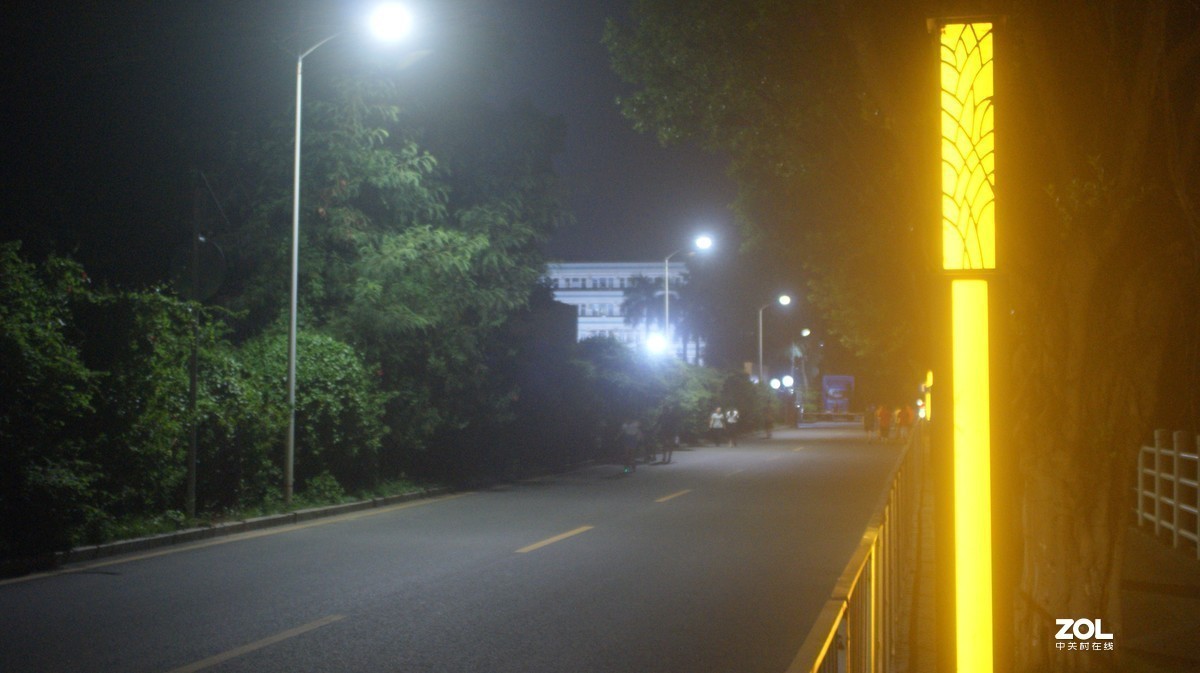 夜色下的《黑色路灯》