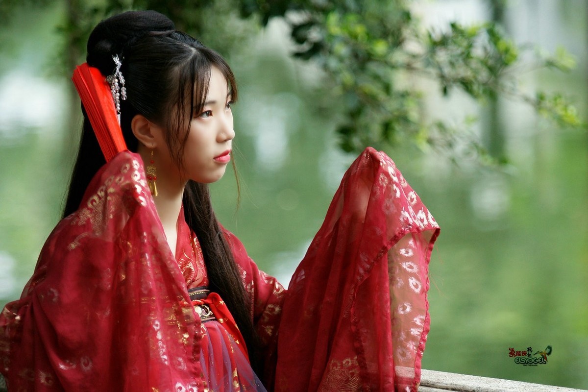 古装红衣少女可乐