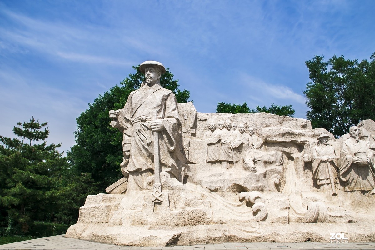 陕西韩城司马迁祠前广场的大型塑像群