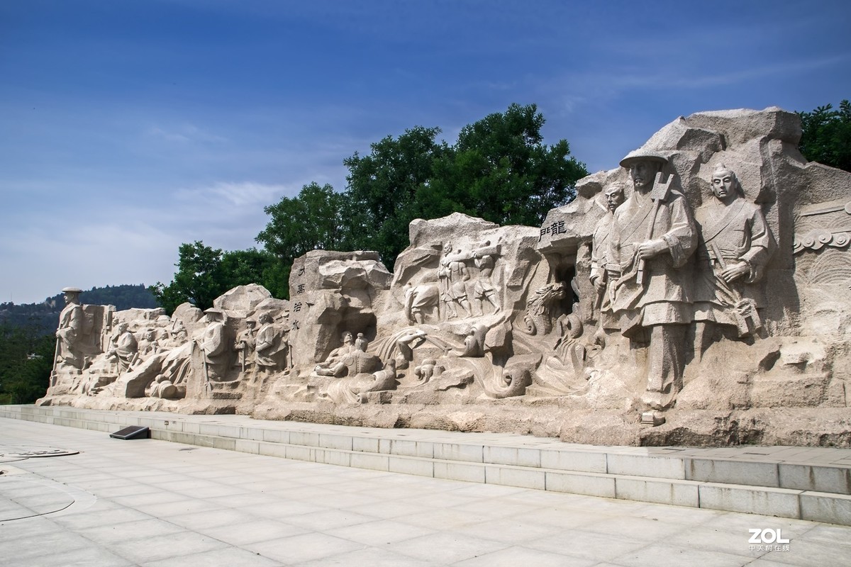 陕西韩城司马迁祠前广场的大型塑像群