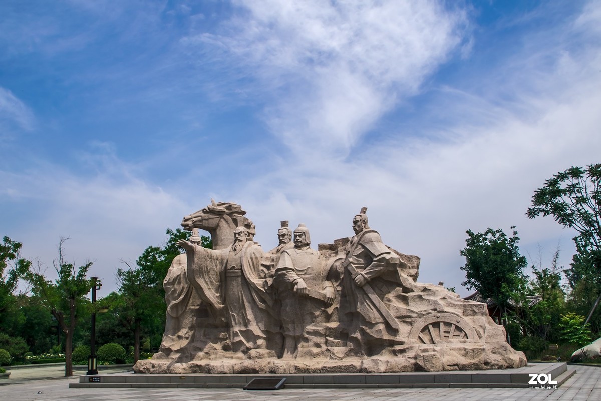 陕西韩城司马迁祠前广场的大型塑像群