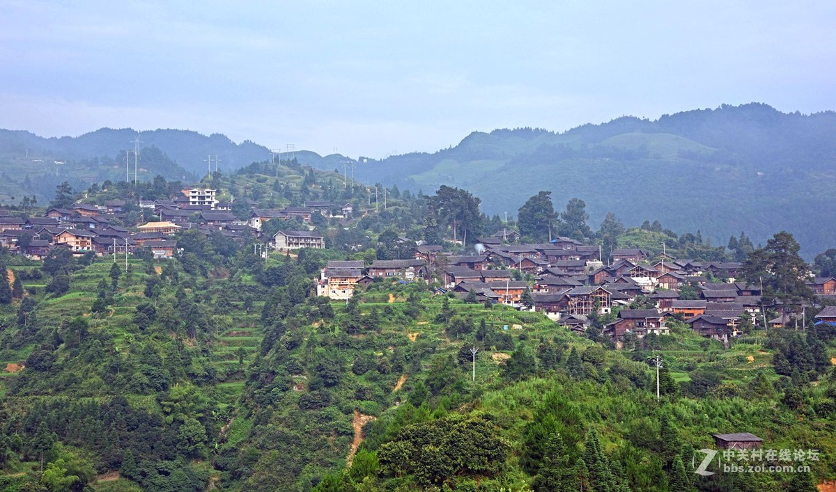 居住在半山坡上的苗寨