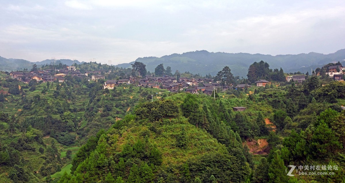 居住在半山坡上的苗寨