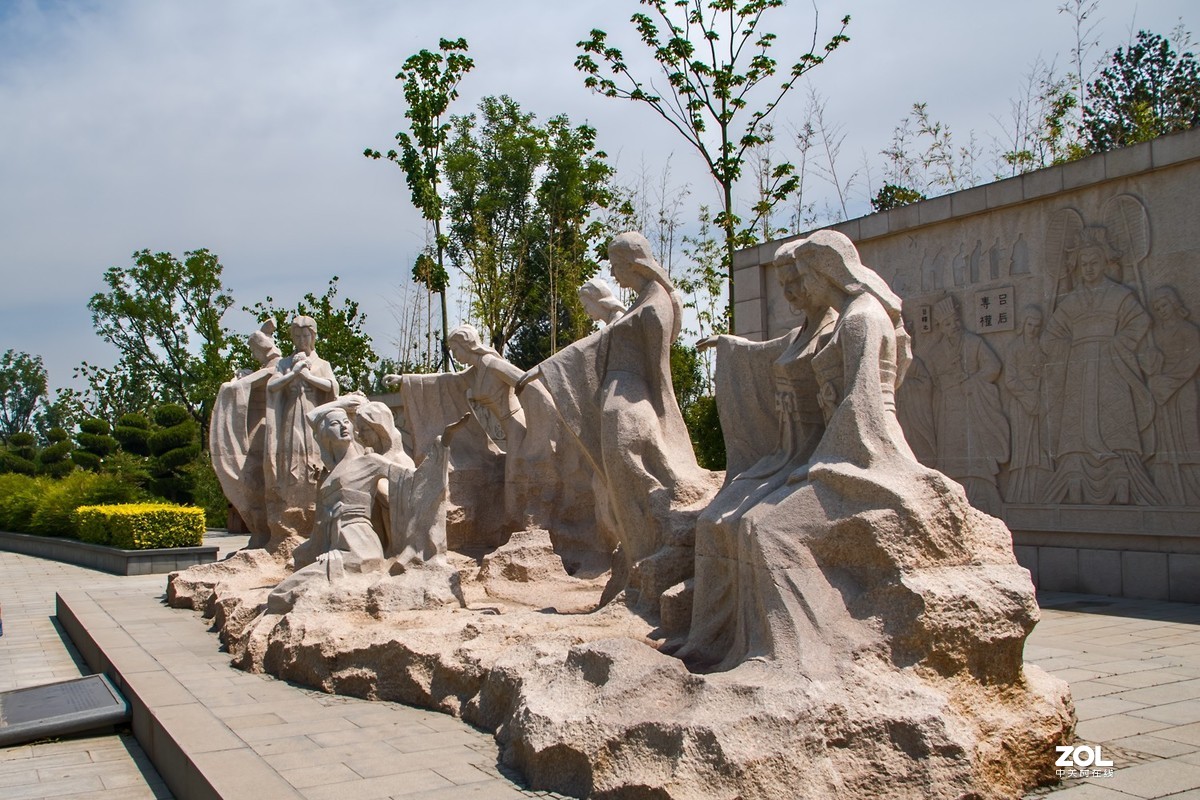 陕西韩城司马迁祠前广场的大型塑像群