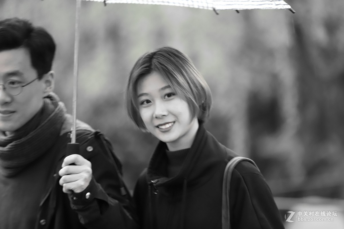 在雨中的西湖溜达，6D2小白兔经受了淋雨的考验，一手打伞一手拿相机，实在是不太稳