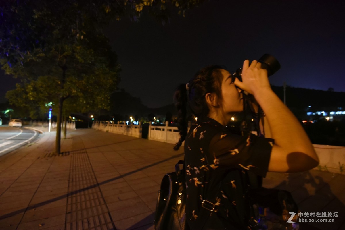 夜色中的长腿美女摄影师慕幽