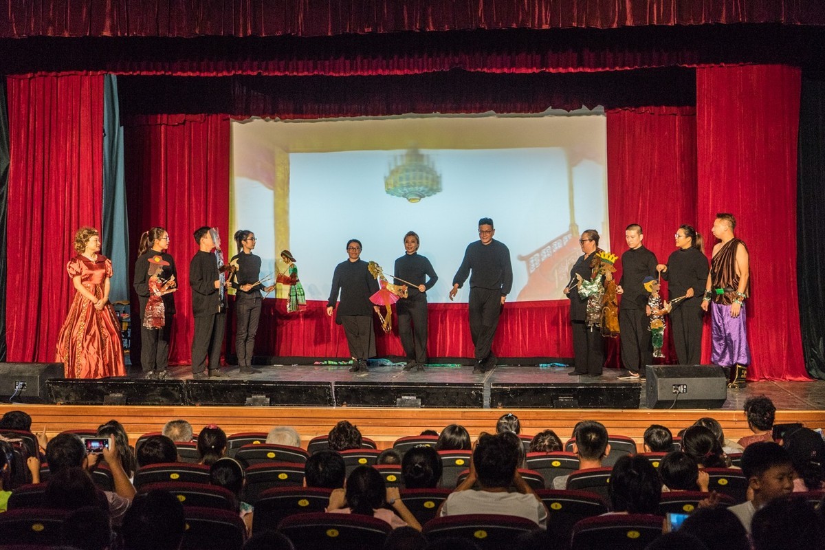 皮影戏“红舞鞋”的台里台外