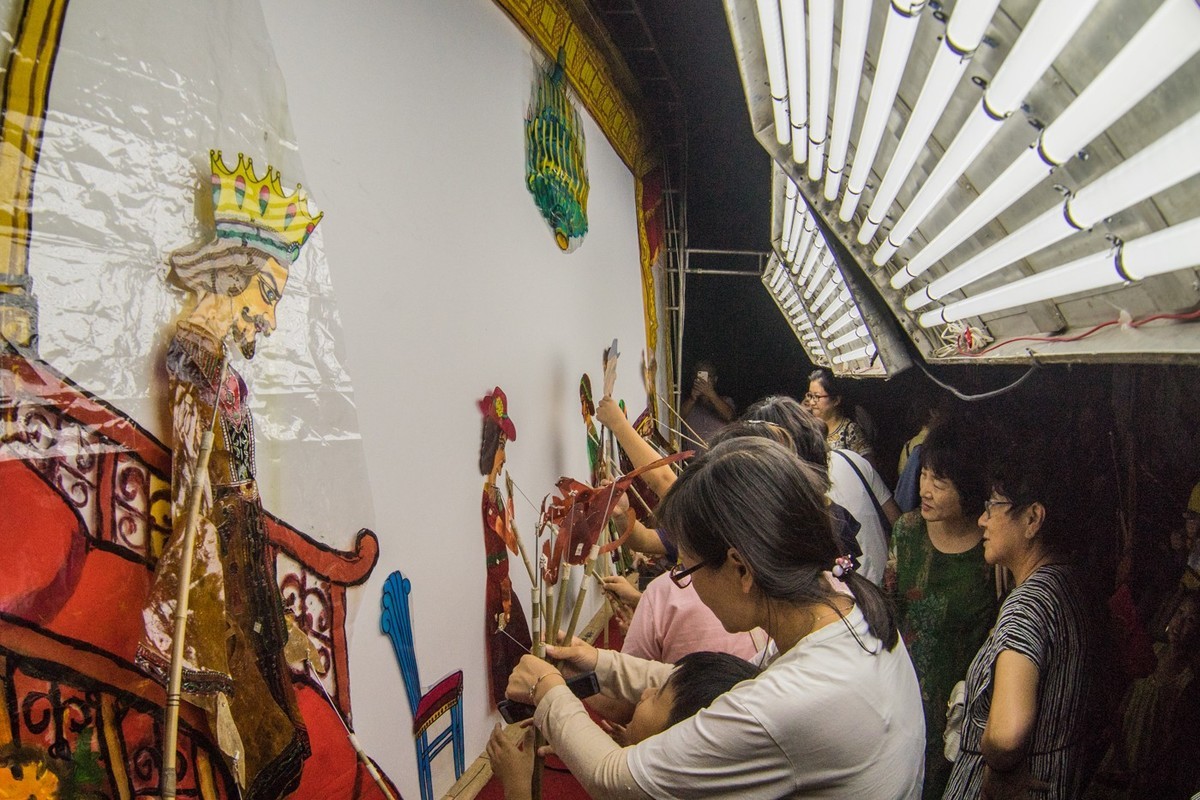 皮影戏“红舞鞋”的台里台外