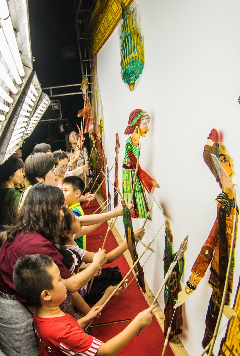 皮影戏“红舞鞋”的台里台外