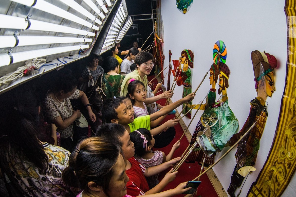 皮影戏“红舞鞋”的台里台外