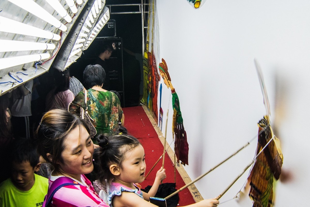 皮影戏“红舞鞋”的台里台外