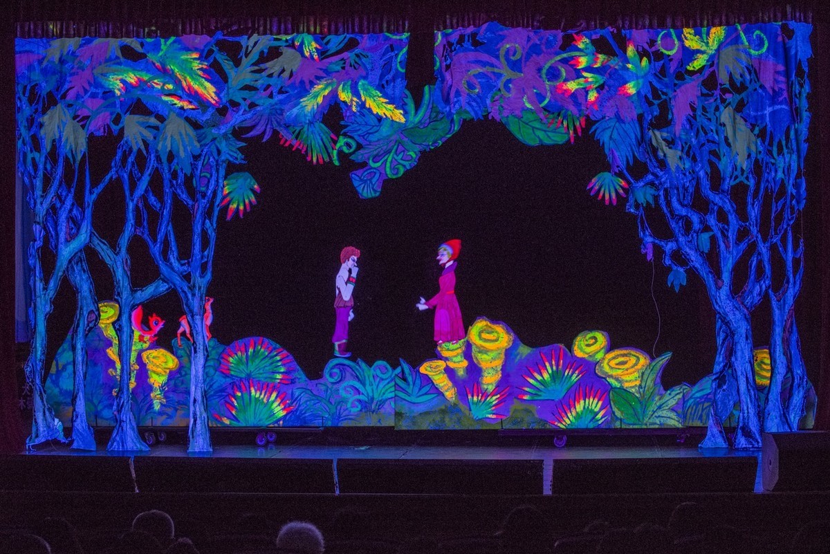 皮影戏“红舞鞋”的台里台外