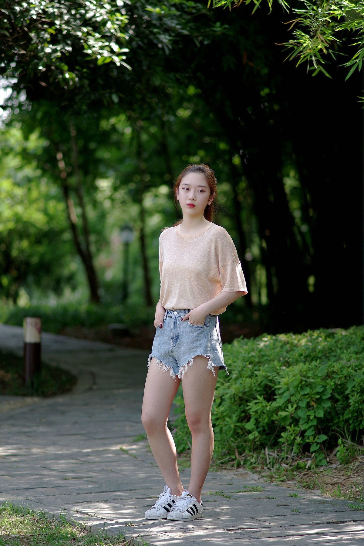 环境人像外拍东湖边开心女孩续一