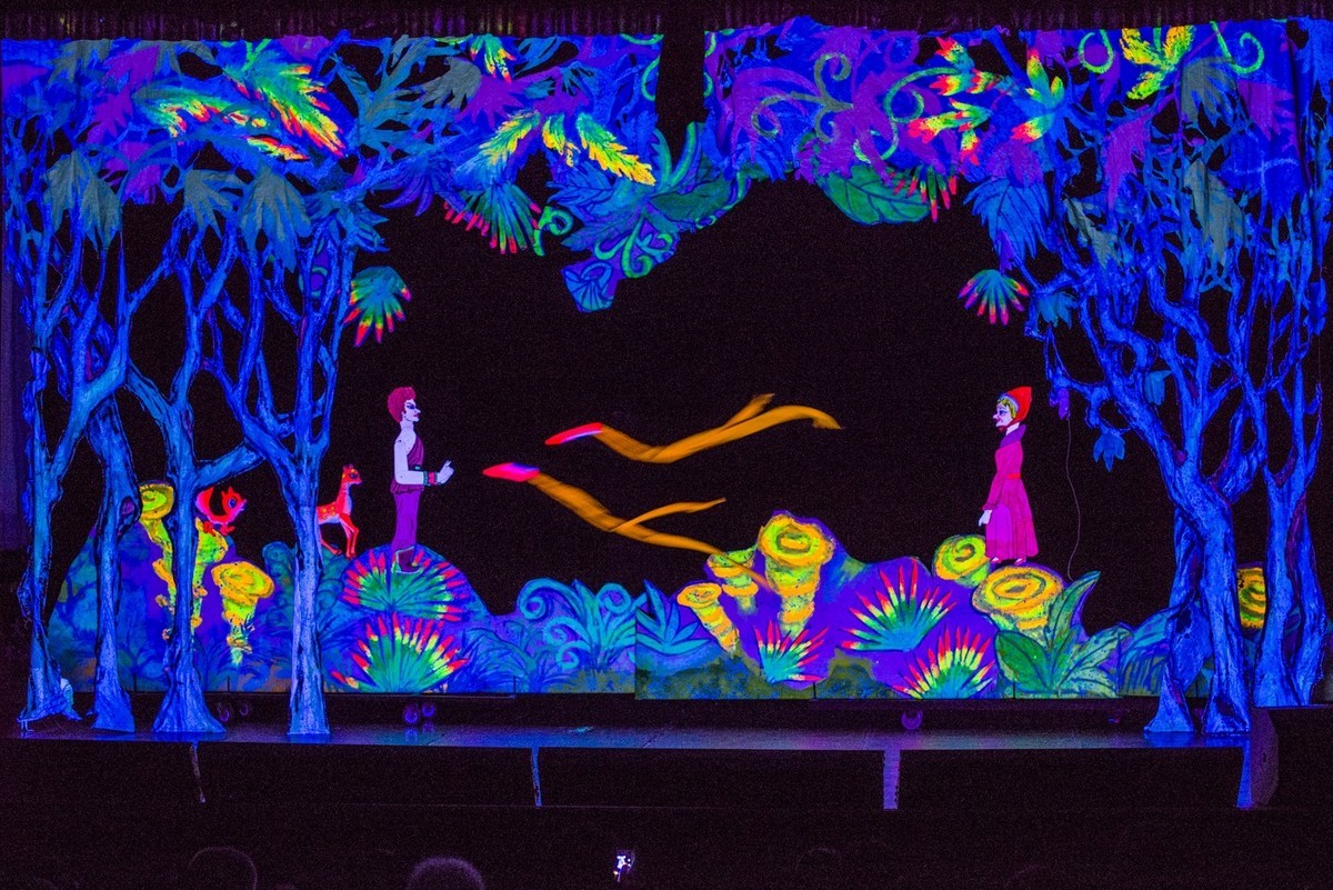 皮影戏“红舞鞋”的台里台外