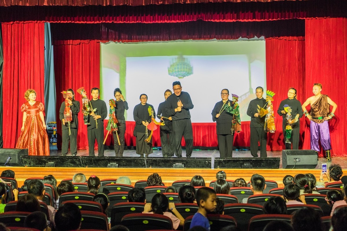 皮影戏“红舞鞋”的台里台外