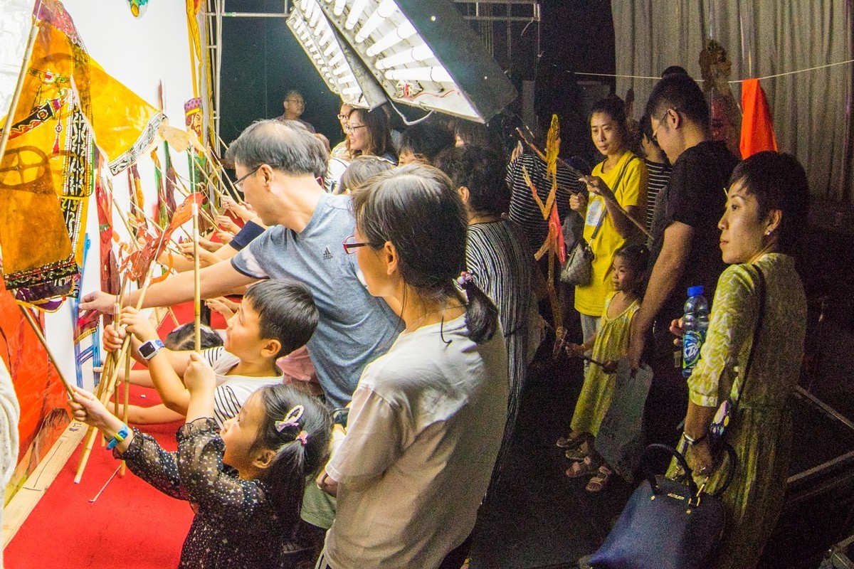 皮影戏“红舞鞋”的台里台外