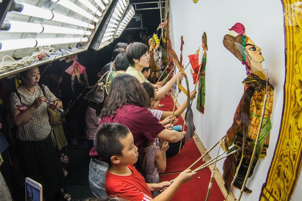 皮影戏“红舞鞋”的台里台外