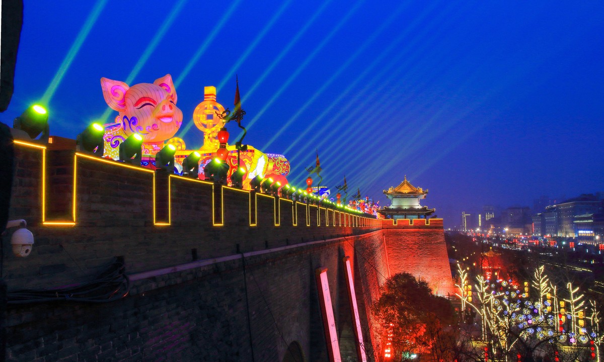 西安城墙灯光秀图片