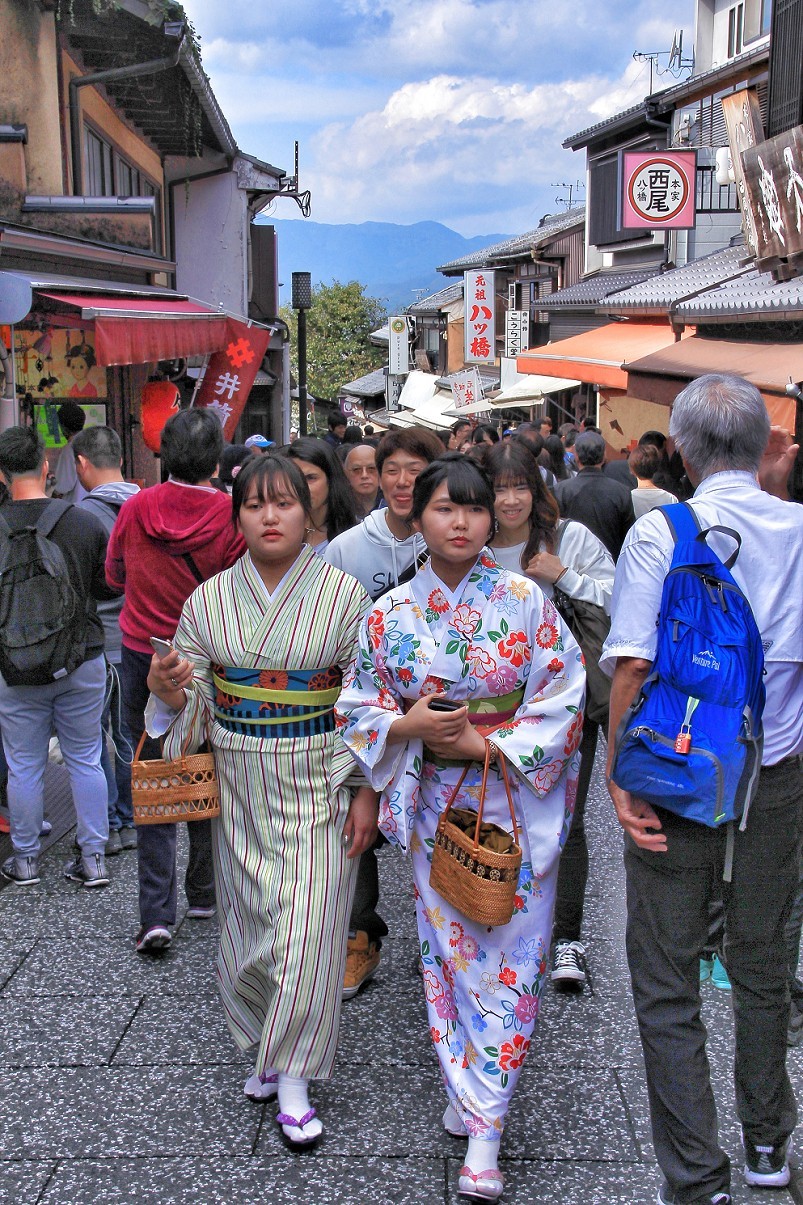 日本旅游六《进入景点抓拍的美女》人挤人看到美女就咔嚓大爷来了管你同意不同意!