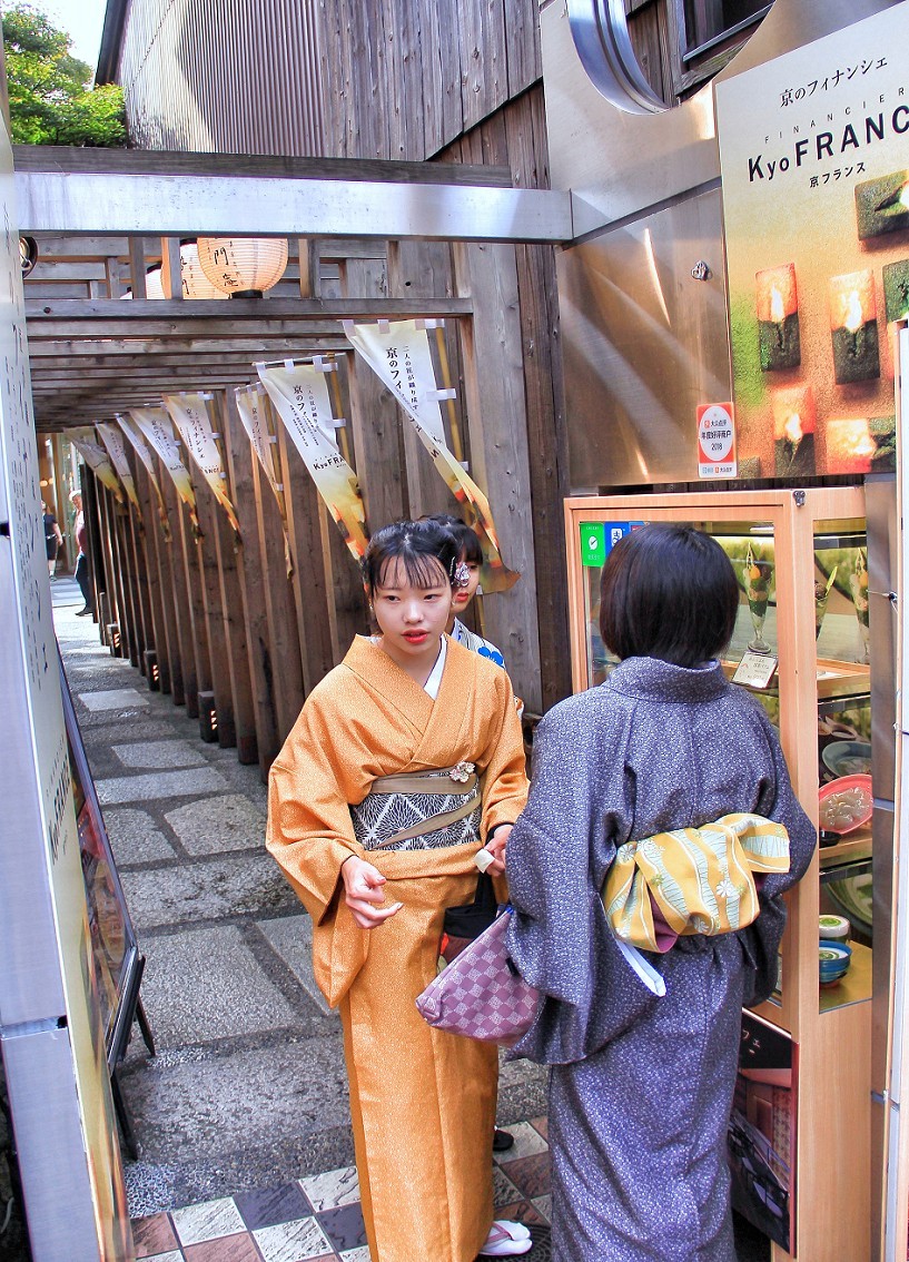 日本旅游六《进入景点抓拍的美女》人挤人看到美女就咔嚓大爷来了管你同意不同意！