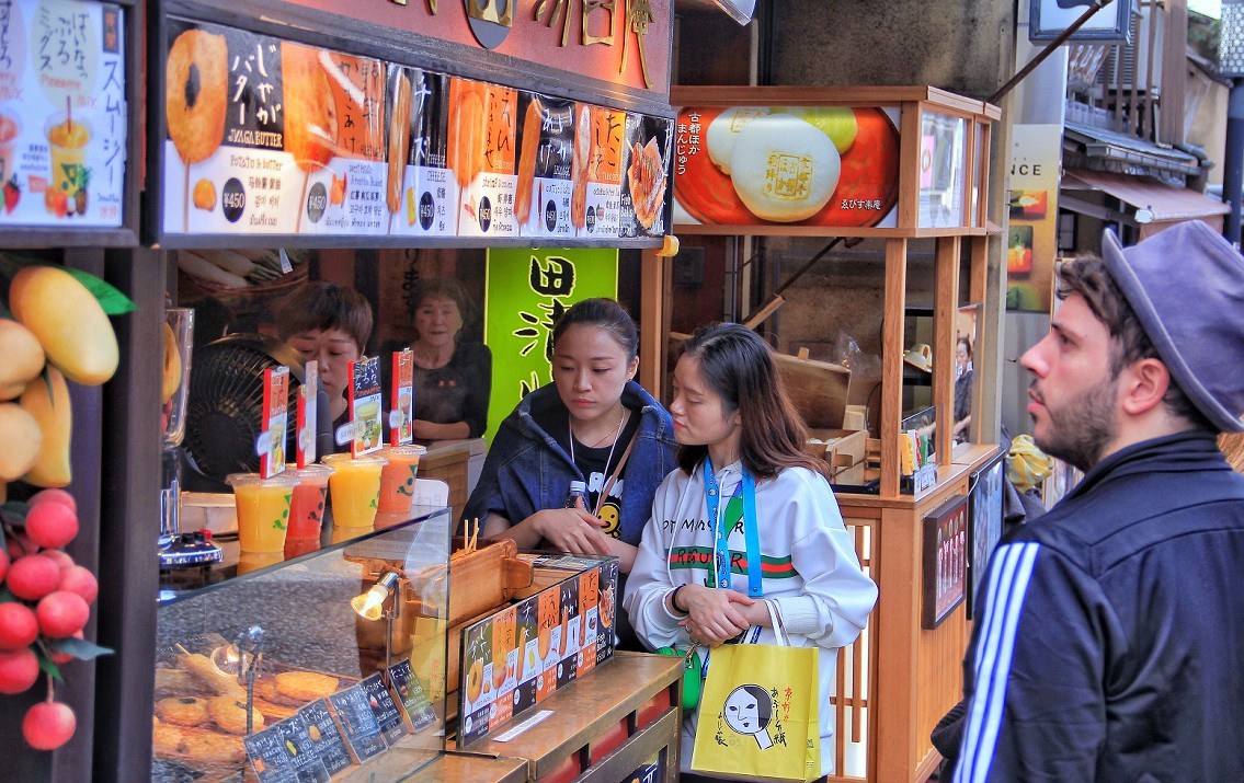 日本旅游六《进入景点抓拍的美女》人挤人看到美女就咔嚓大爷来了管你同意不同意！